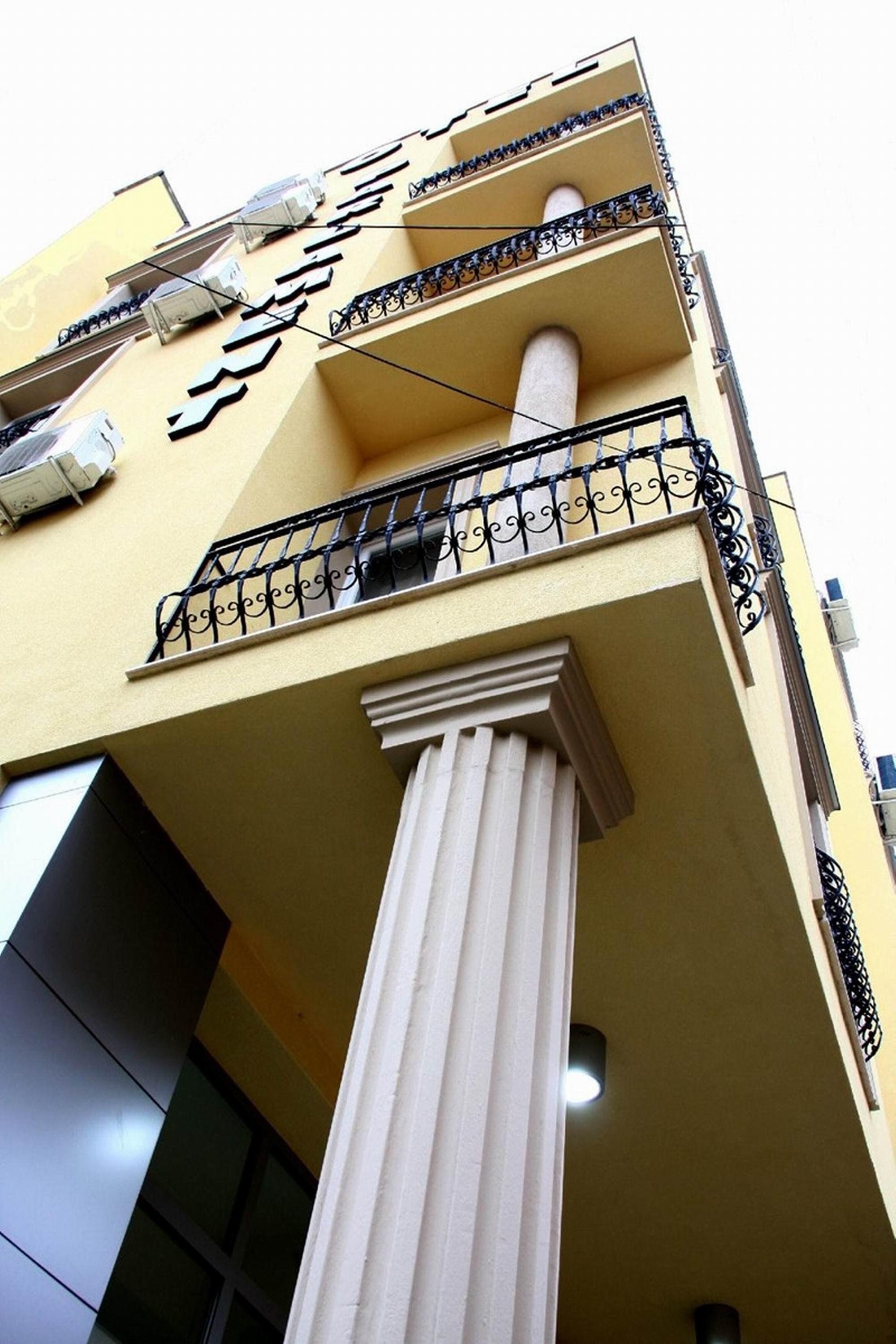 Hotel Parlament Pristina Exterior photo