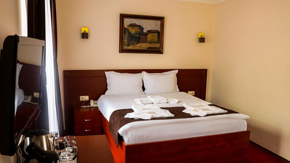 Hotel Parlament Pristina Exterior photo